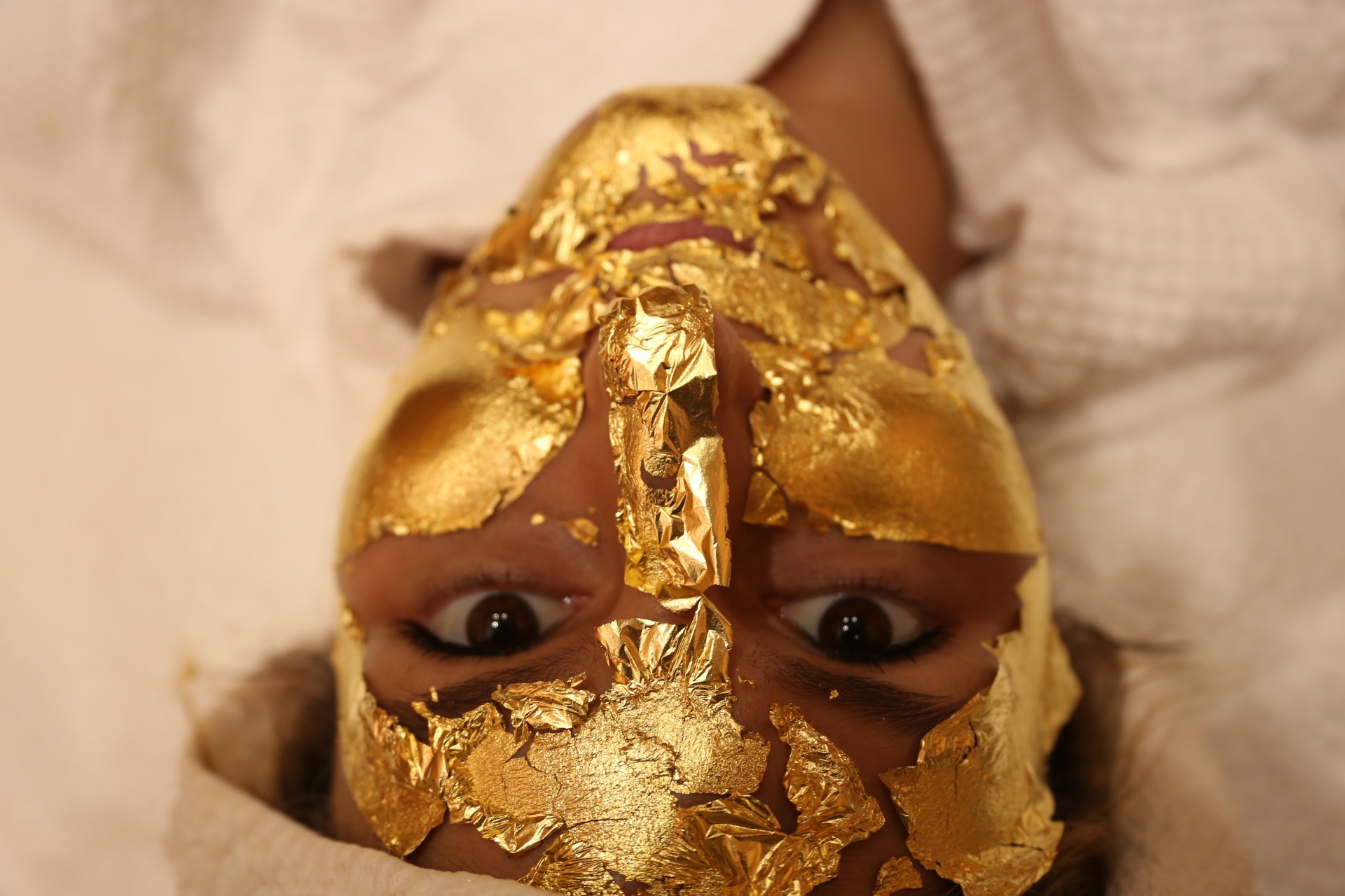 Фотосессия с золотой маской